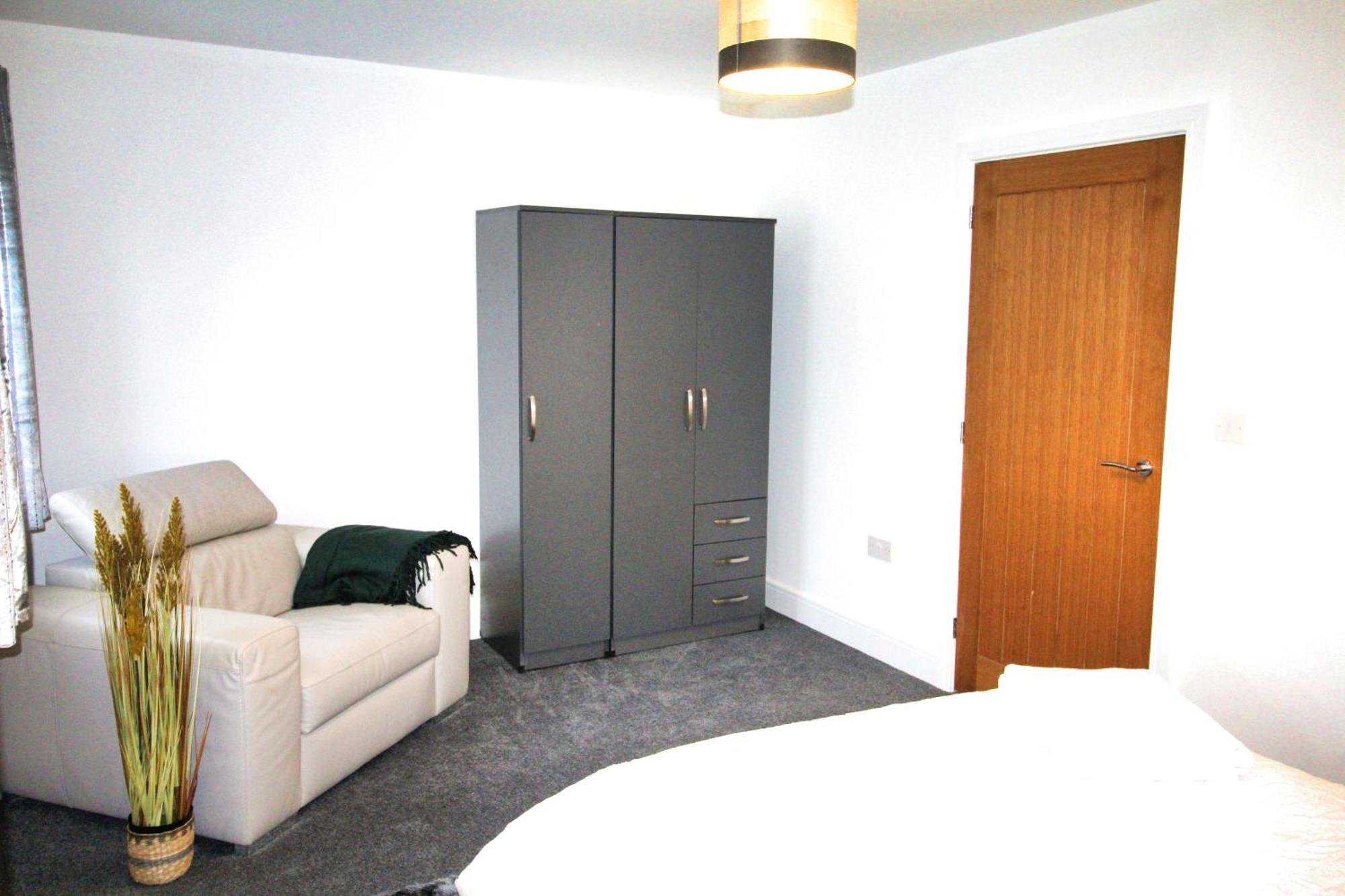 Rotherham - Rawmarsh - Great Customer Feedback - 2 Bed Bungalow - New Build - High End Furnishings - Wheel Chair Accessible - Large Enclosed Garden - Dog Friendly Exterior photo