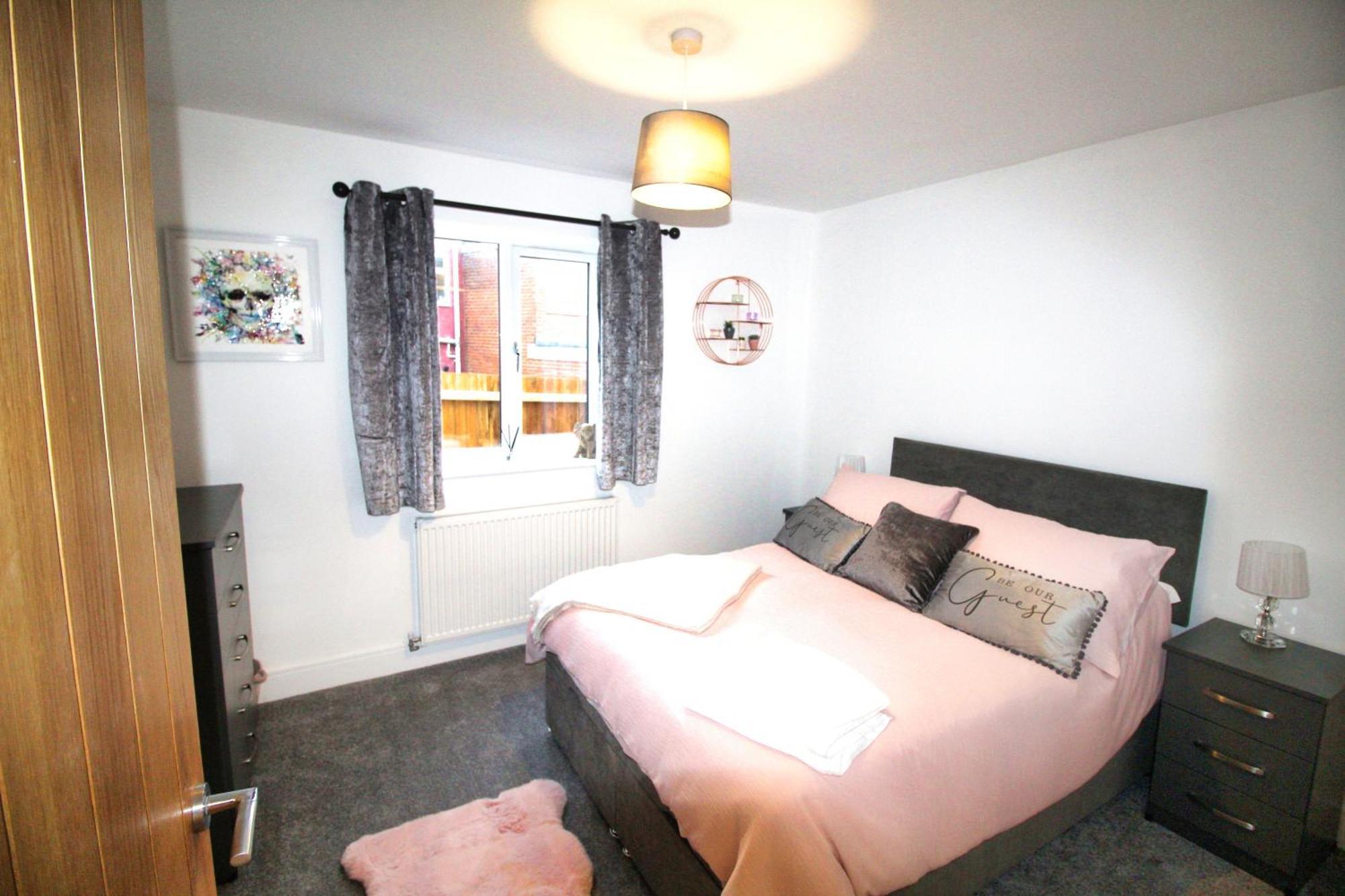 Rotherham - Rawmarsh - Great Customer Feedback - 2 Bed Bungalow - New Build - High End Furnishings - Wheel Chair Accessible - Large Enclosed Garden - Dog Friendly Exterior photo