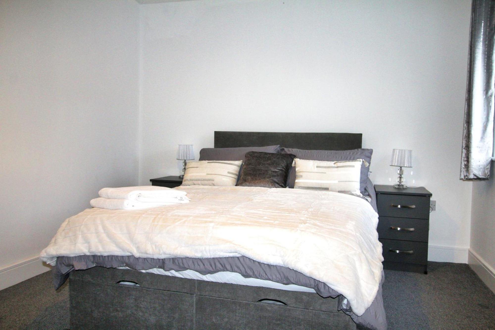 Rotherham - Rawmarsh - Great Customer Feedback - 2 Bed Bungalow - New Build - High End Furnishings - Wheel Chair Accessible - Large Enclosed Garden - Dog Friendly Exterior photo